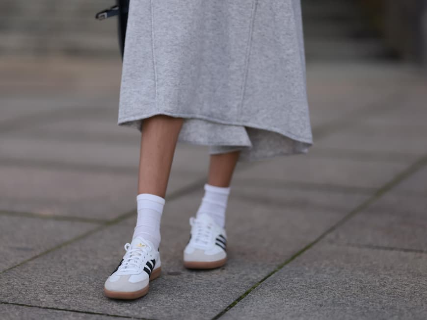 Diese elegante Sneaker-Neuheit von Deichmann brauchst du im Frühling Frau mit Retro-Sneaker von Adidas