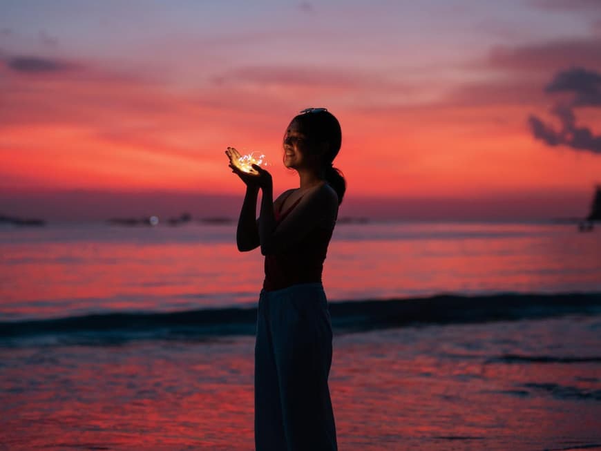 Sternzeichen Frau im Sonnenuntergang.