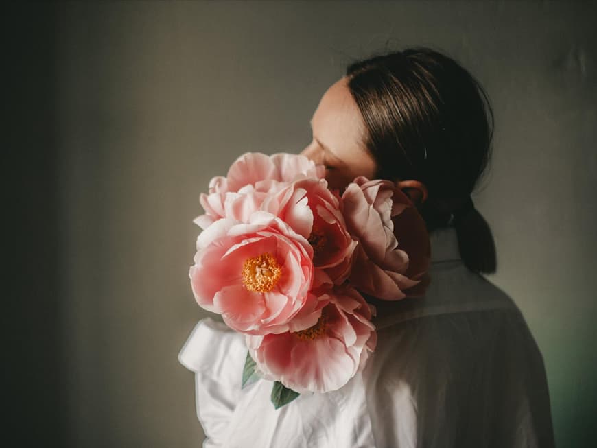 Frau mit Blumen Frau mit schönen Blumen