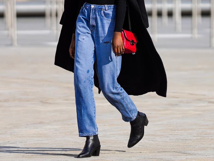 Frauen ab 50 lieben den Slouchy Jeans Trend Frau trägt Slouchy Jeans