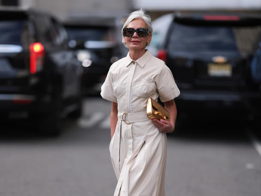 Frisch vom Laufsteg: Diesen Modetrend schauen sich Frauen ab 50 von der New York Fashion Week ab Frau trägt Kleid mit Gürtel