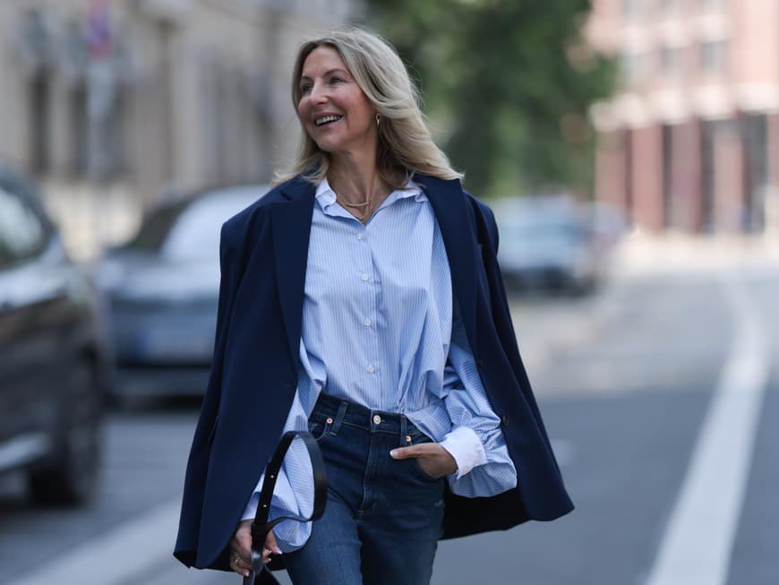 Mode für ü50-Frauen: 3 Trends, die jede stilvolle Frau im Frühjahr trägt Frau trägt helle Bluse und Blazer