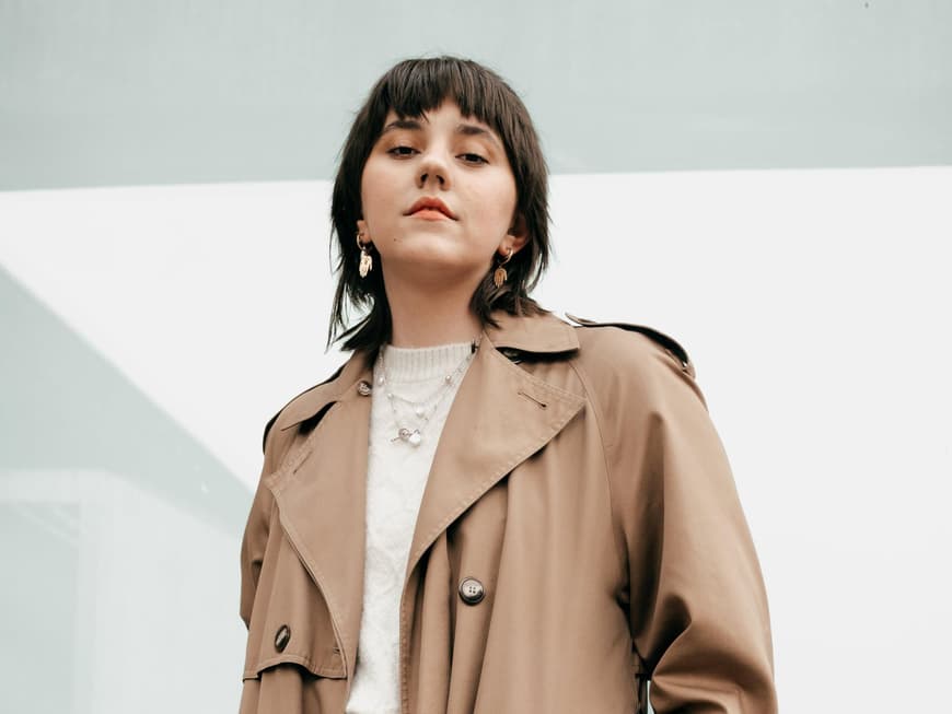Selbstbewusste Frau im Trenchcoat