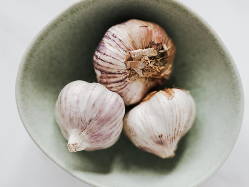 Knoblauch in Schüssel