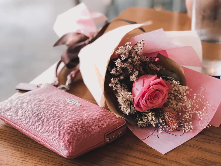 Rosen und Tasche