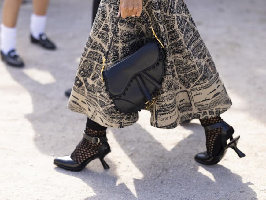 Frau im Midi-Rock bei Dior 