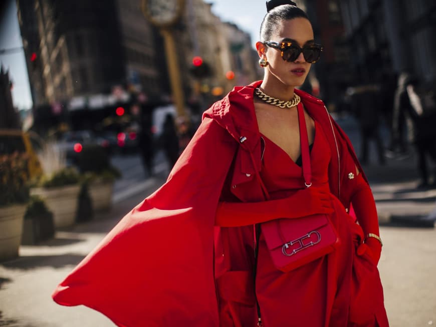 Die schönsten Schmuckstücke, die jeden Look aufwerten Frau mit Statement-Kette