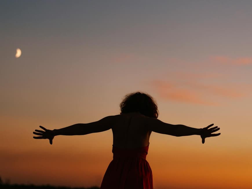 Frau im Sonnenuntergang