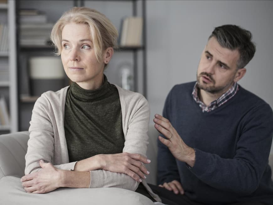 Kommunikationsfehler in der Beziehung Mann und Frau sitzen auf dem Sofa