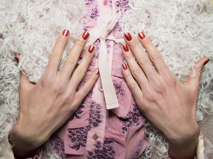 Nails rot Schimmer