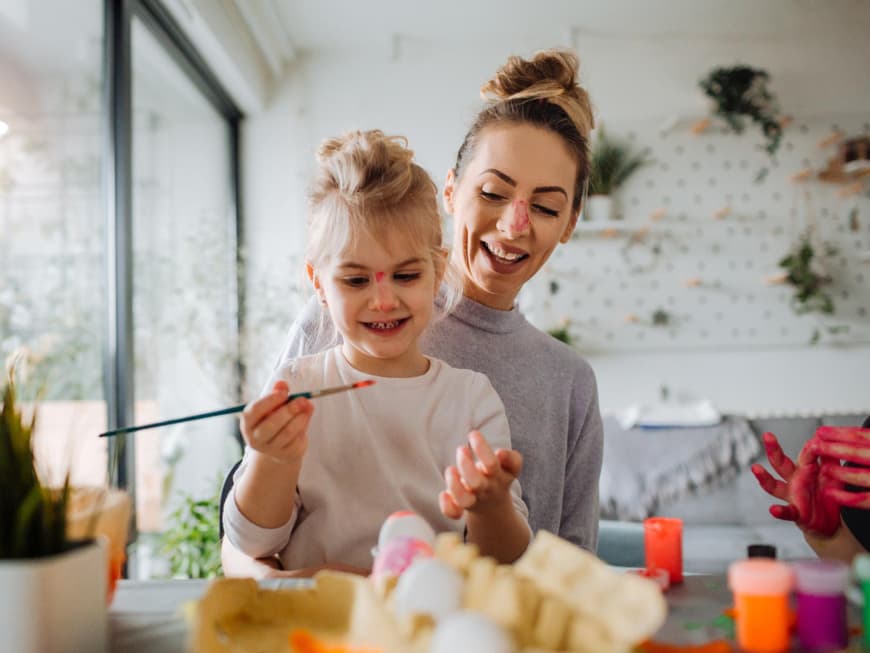 Ostern mit der Familie Mutter und Tochter bemalen Ostereier