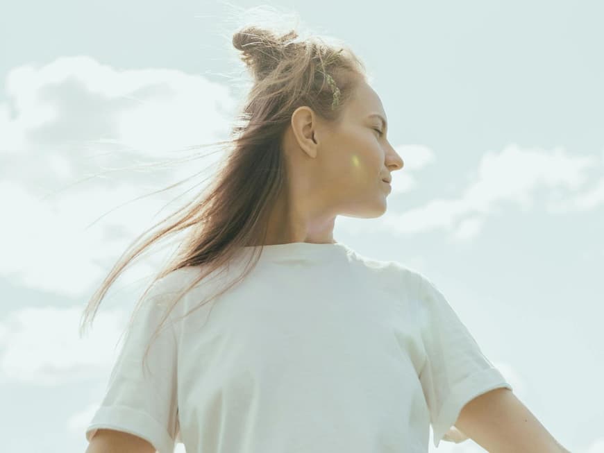 Frau mit weißem Basic Shirt