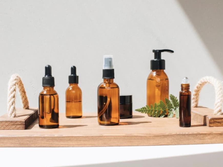 Verschiedene Seren auf einem Holzbrett