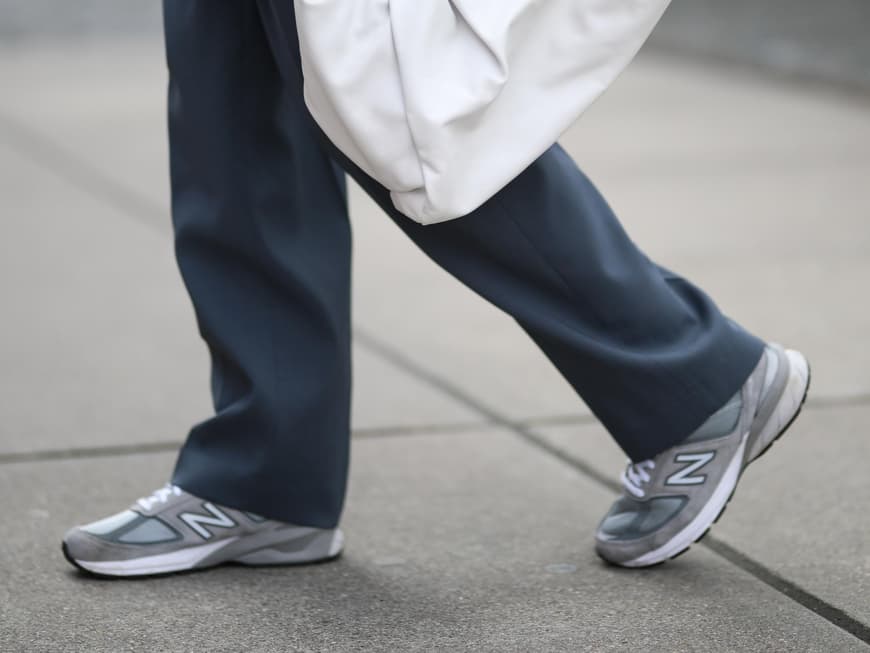 Frau trägt Sneaker