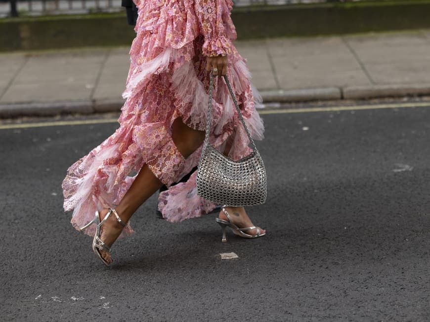 Frau in einem Kleid aus Tüll