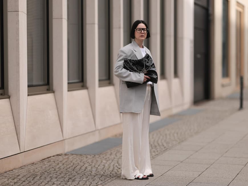 Frau trägt helle Schlupfhose