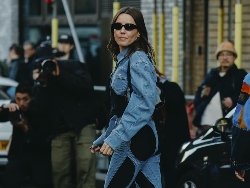 Jeansjacke von Lidl unter 15 Euro Frau im Jeans-Outfit