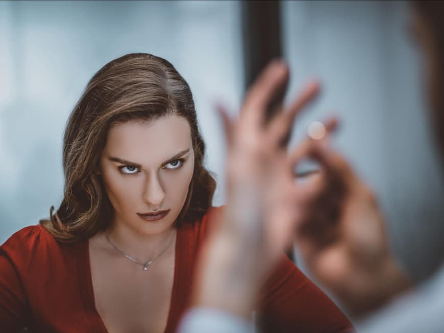 Frau schaut kritisch