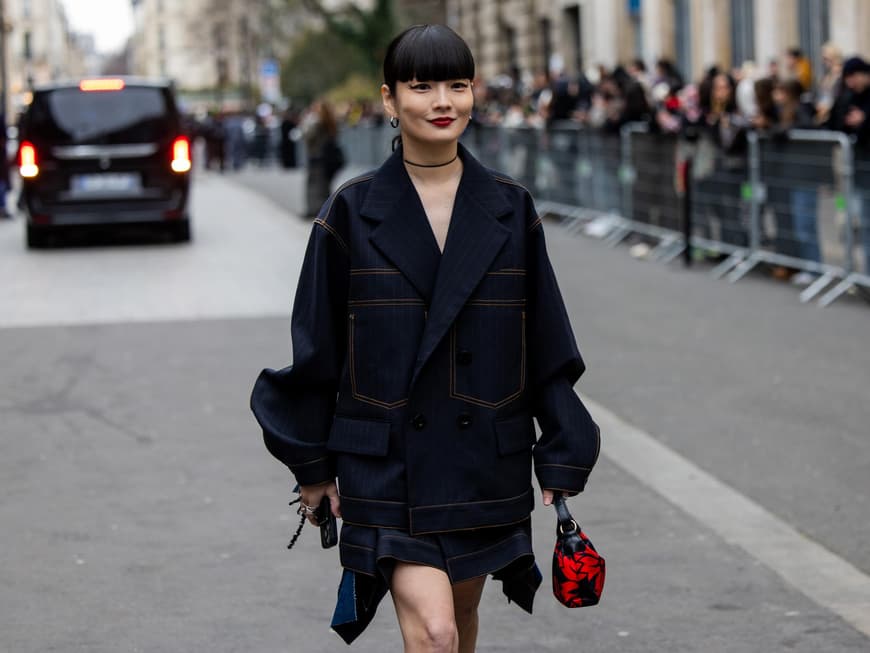 Modetrends 2024: Dank dieses Upgrades sind Jeansjacken wieder in Frau in Dark Denim Jeansjacke