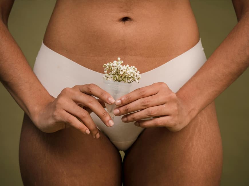 Weiße Blumen vor weißem Slip Weiße Blumen vor weißem Slip