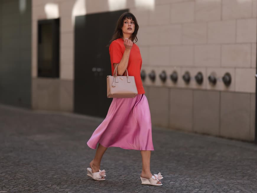 Frau in rotem und rosafarbenem Outfit