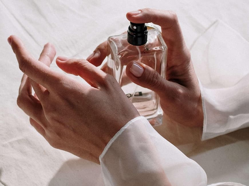 Nahaufnahme von einem Parfum in Händen