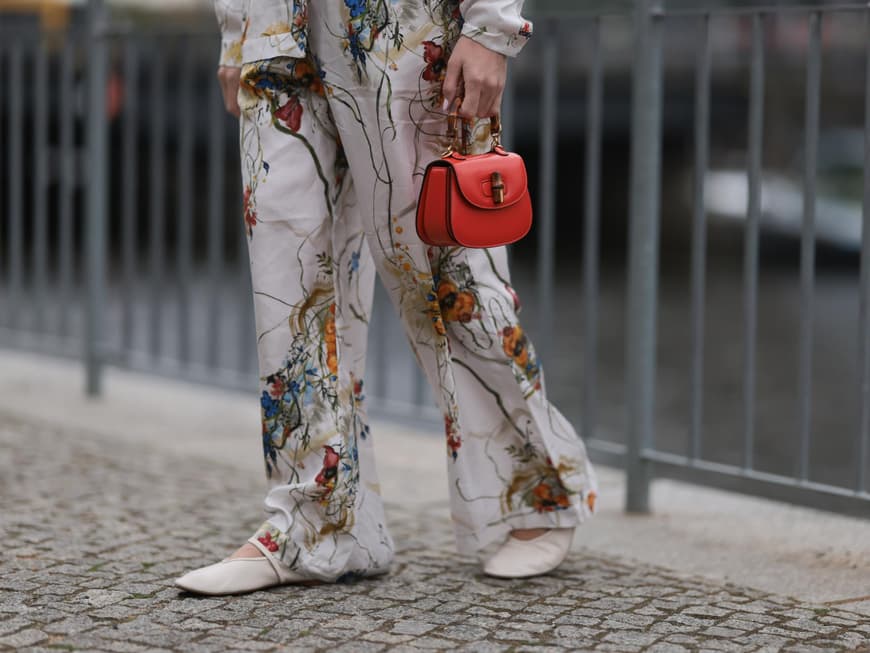 Slochy Ballerinas: In diesen Modellen bekommst du keine Blasen Frau mit Slouchy Ballerinas