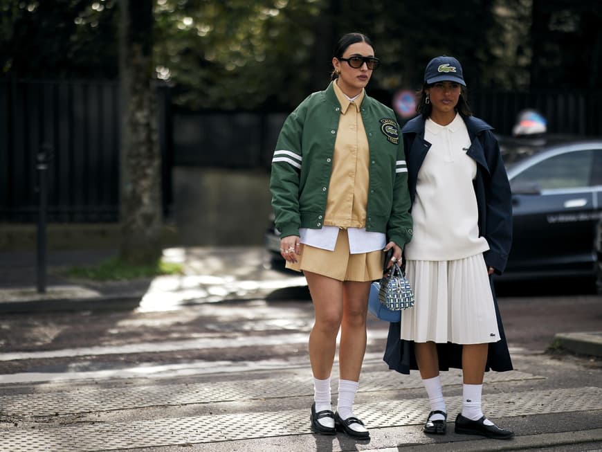 Zwei Frauen in Tenniscore
