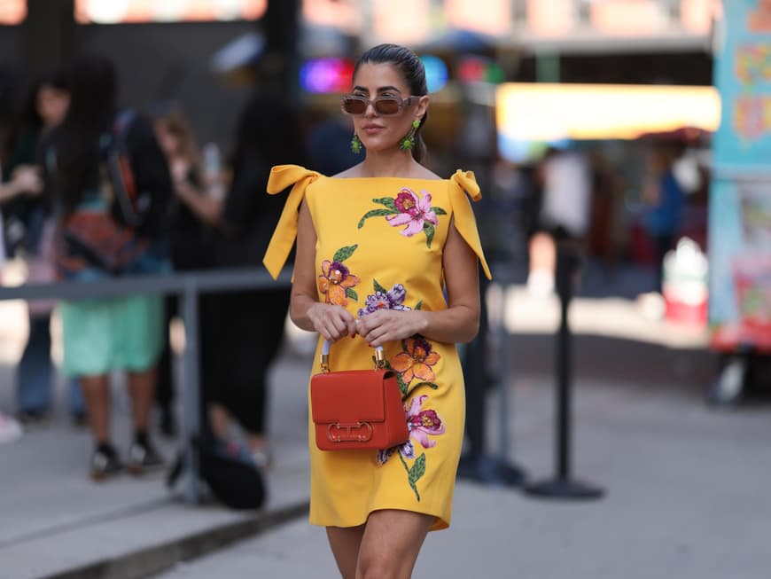Sommermode Frau im gelben Minikleid Streetstyle