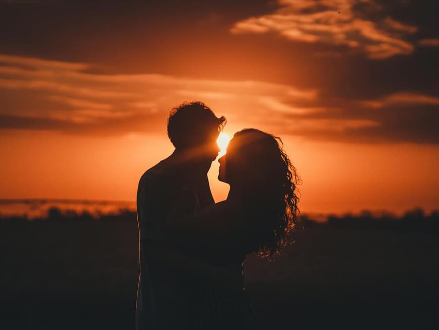 Für welche Sternzeichen es zum Ende des Monats noch richtig romantisch wird, liest du hier. Paar im Sonnenuntergang