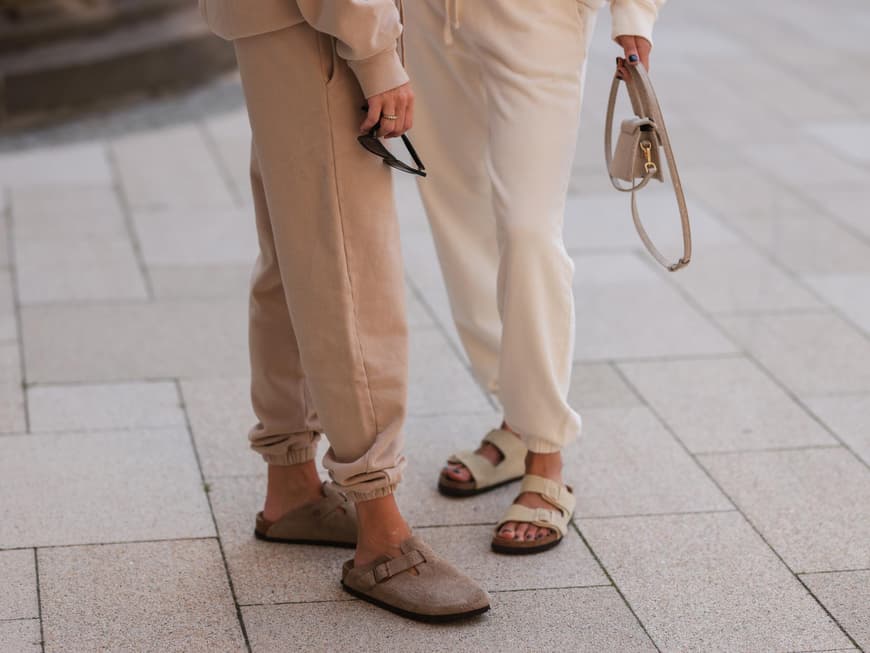 Zwei Frauen in Birkenstocks