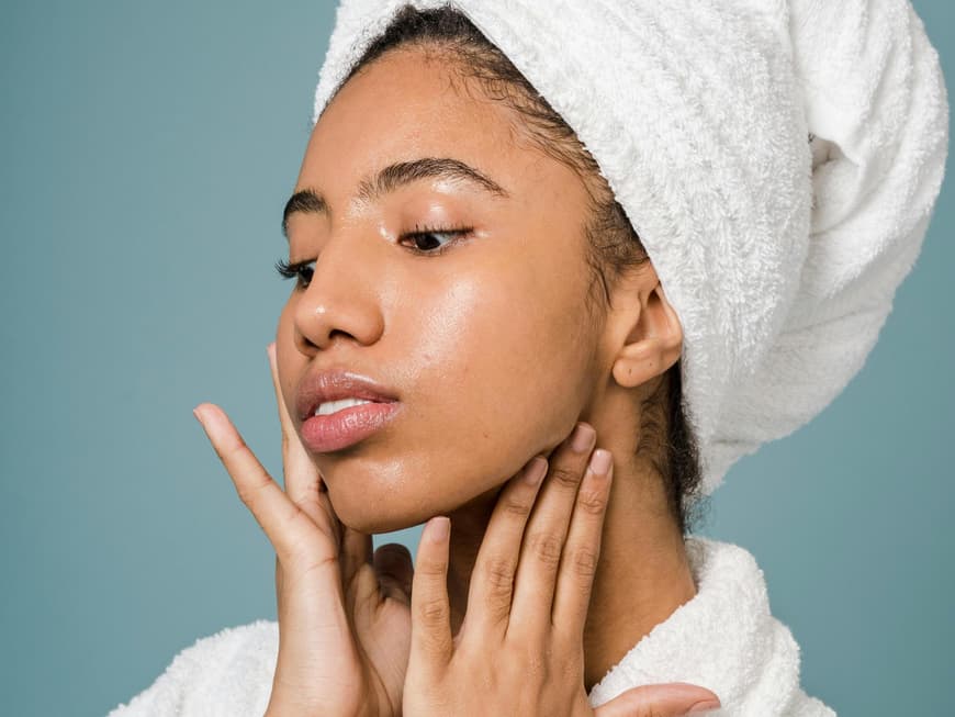 AHA Peelings Frau Skincare