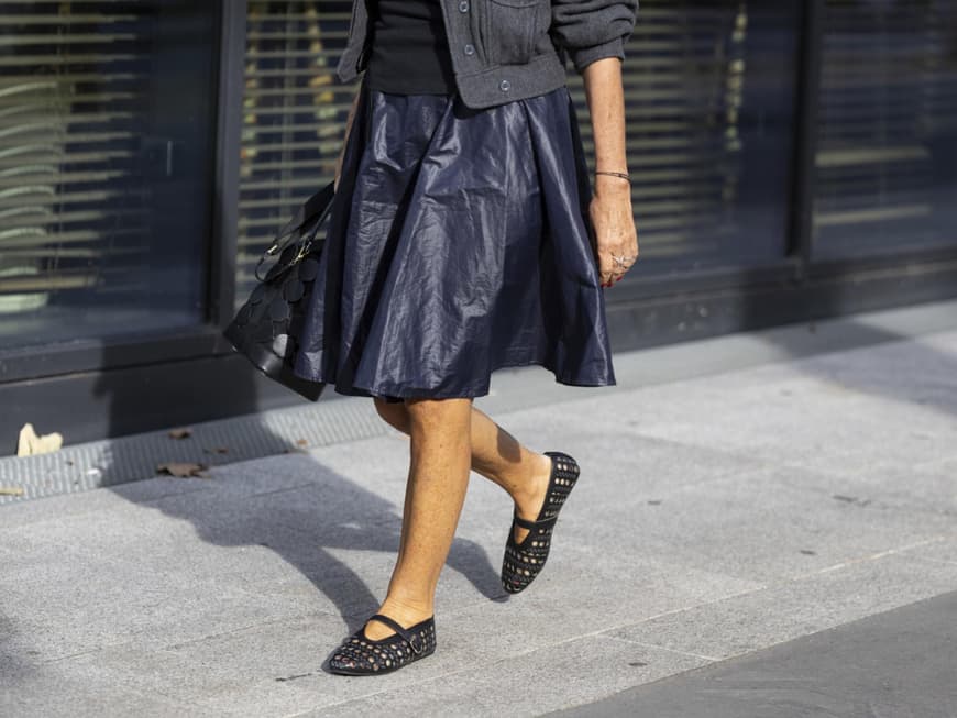 Frau trägt schwarze Ballerinas