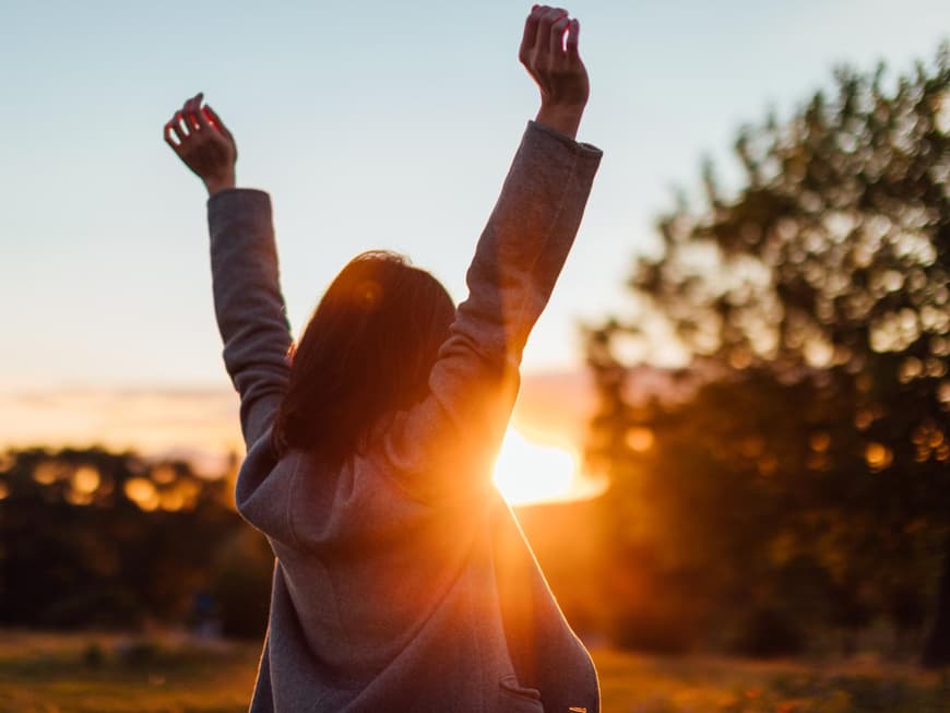 Frau bei Sonnenuntergang