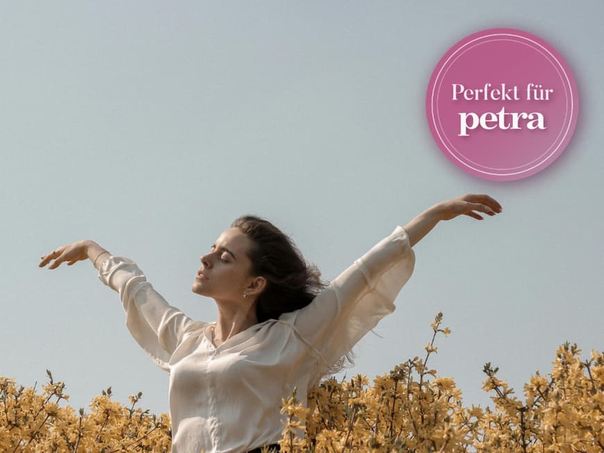 Frau im Blumenfeld