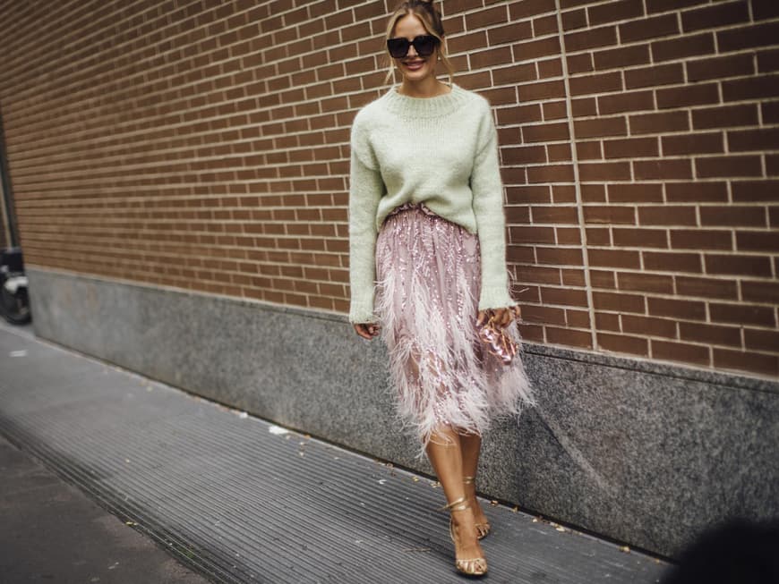 Frau mit rosafarbenem Rock