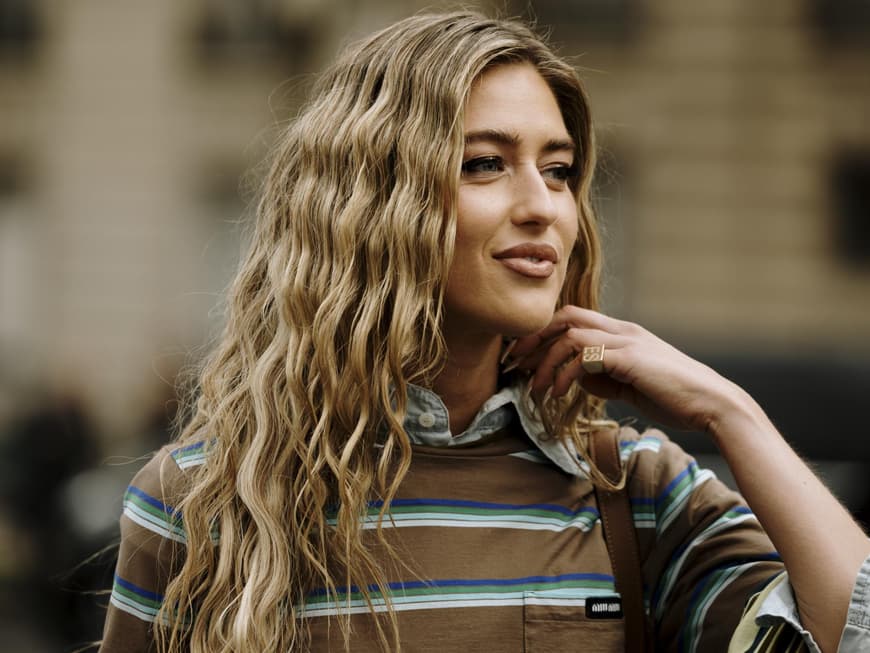 Emili Sindlev volles Haar