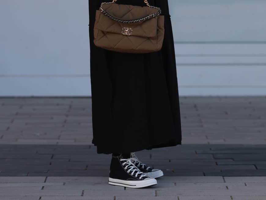 Schwarzes Kleid mit Chucks