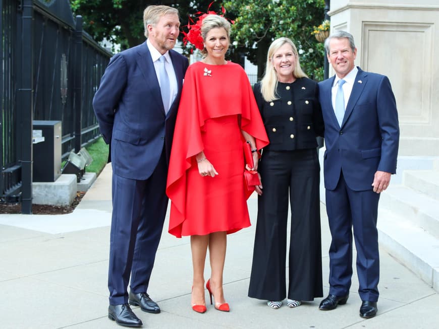 Maxima in rotem Kleid