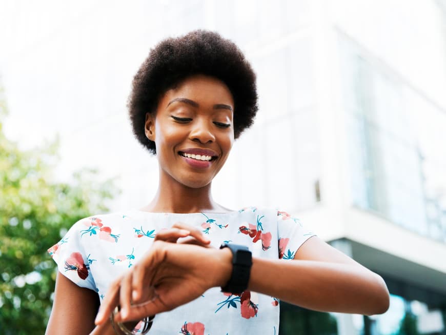 Produktivität hacken: Mit diesem psychologischen Trick meisterst du deinen Alltag Frau mit Uhr