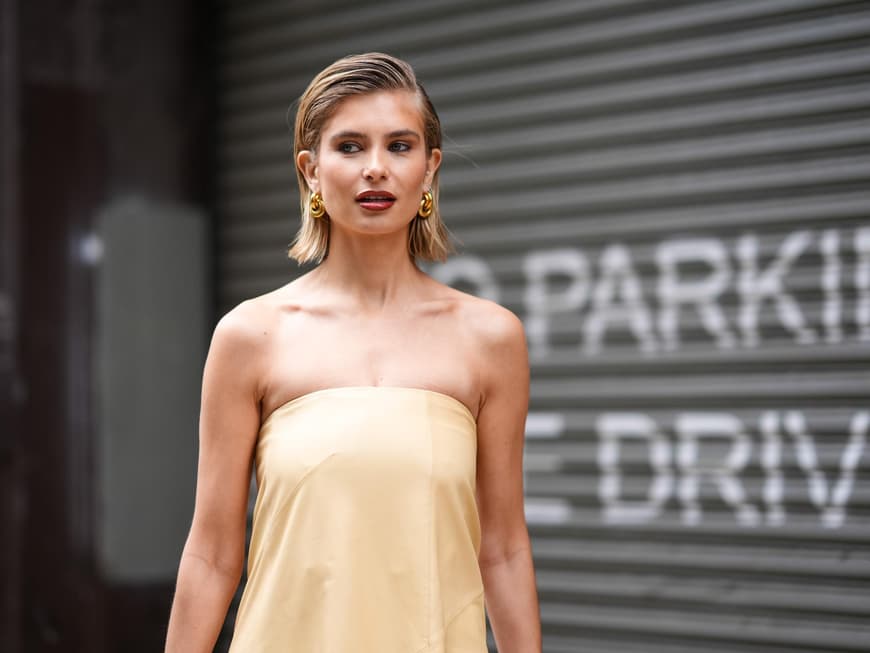 Xenia Adonts im gelben Kleid
