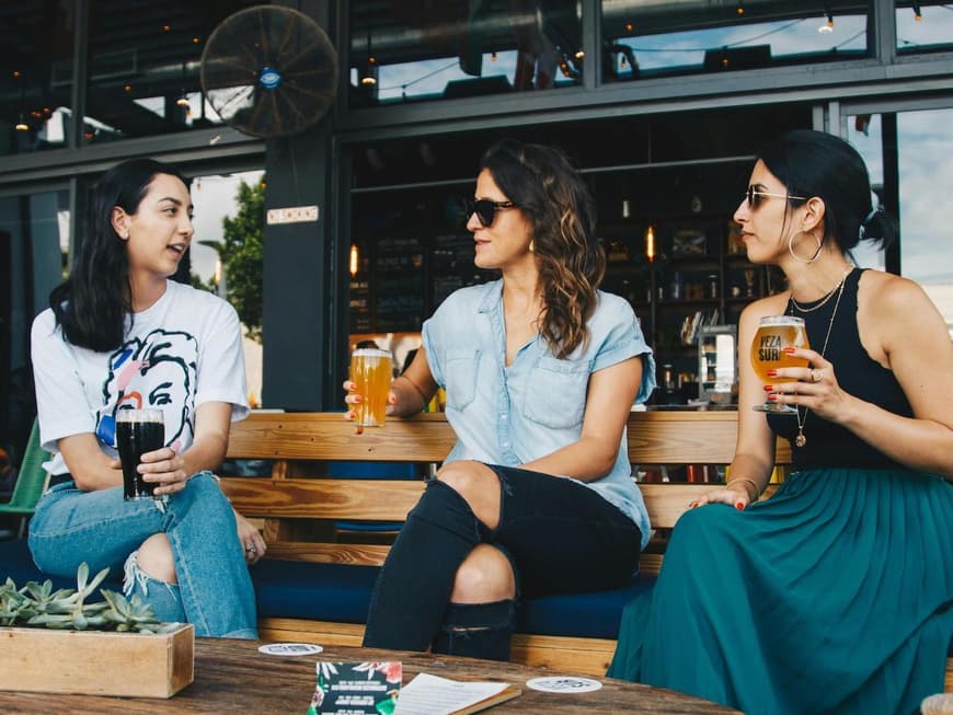 3 Frauen unterhalten sich