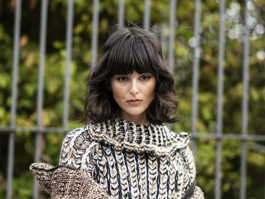 Frau trägt Long Bob mit Pony