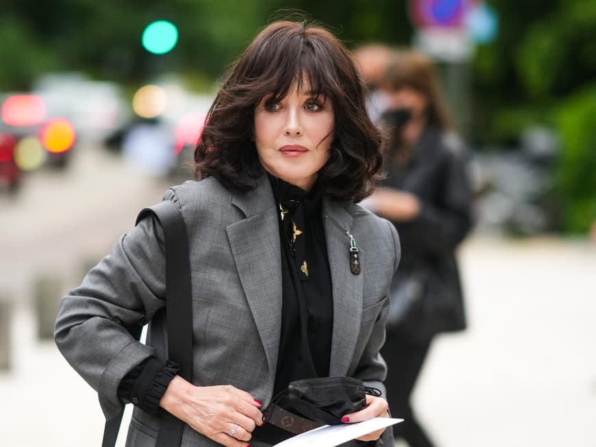Frau trägt einen Long Bob mit Pony.