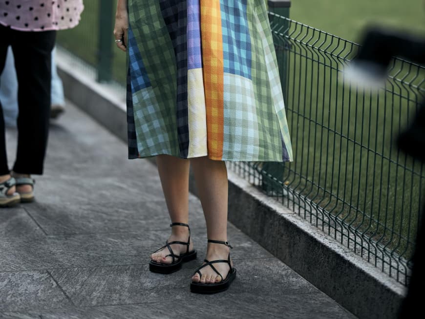 Frau mit Plateau-Sandalen