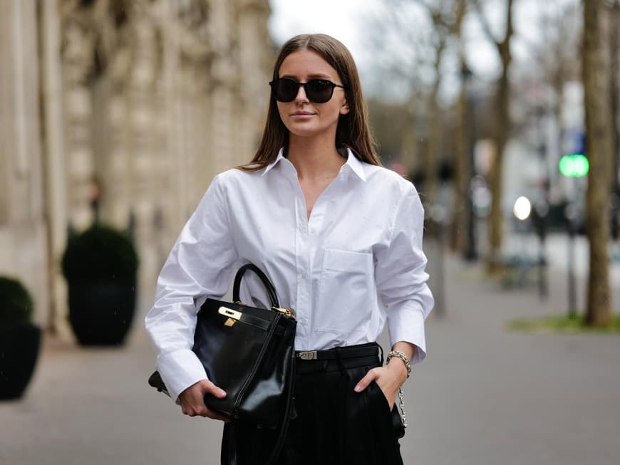 Weiße Bluse kombinieren Frau in einer weißen Bluse