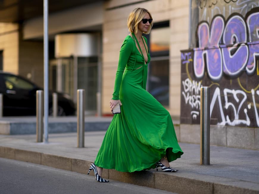 Frau in grüne Kleid mit Pumps