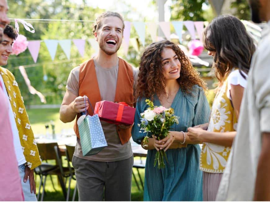 Gartenparty Geschenkideen Gartenparty Gäste mit Geschenken