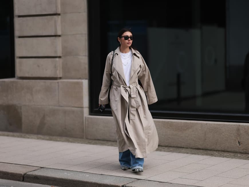 Trenchcoat kombinieren: Milena Karl in einem Trenchcoat