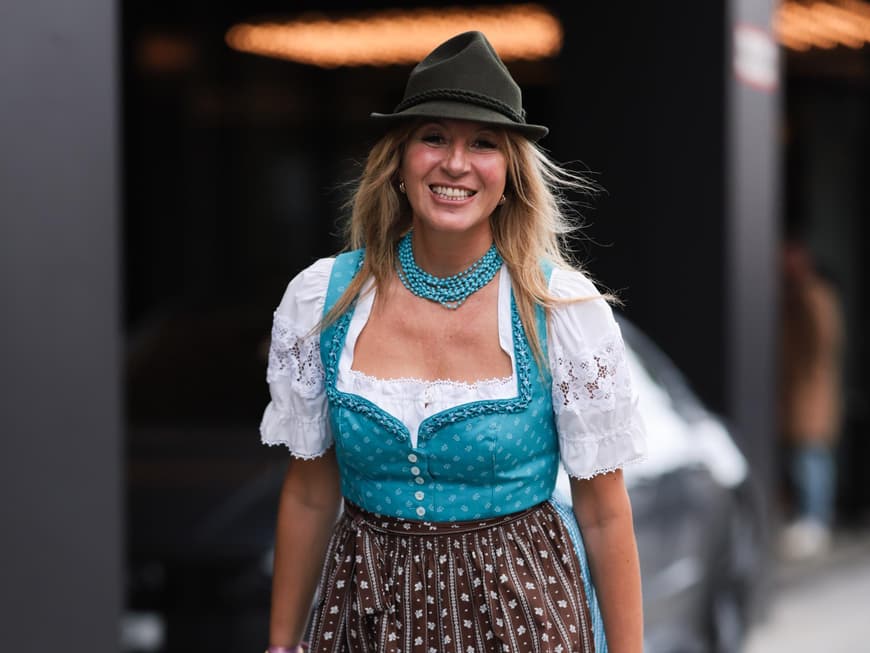 Frau trägt blaues Dirndl